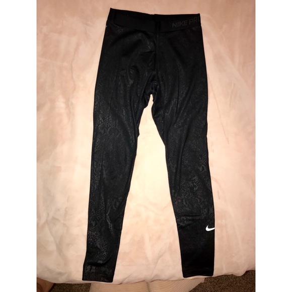 Nike Pants - Nike pro dri-FIT warm patterned black leggings